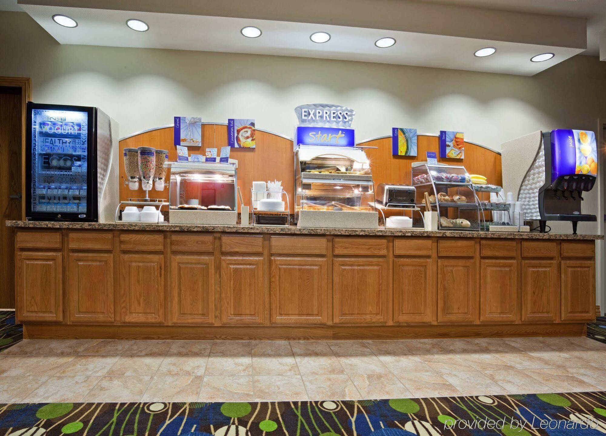 Holiday Inn Express Hotel & Suites Antigo By Ihg Exterior foto